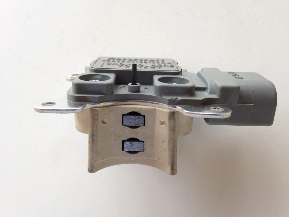 NOVO REGULADOR DE TENSÃO OEM MOTORCRAFT E NOVO CONJUNTO DE SUPORTE DE ESCOVA - F794 - Imagem 3 de 3