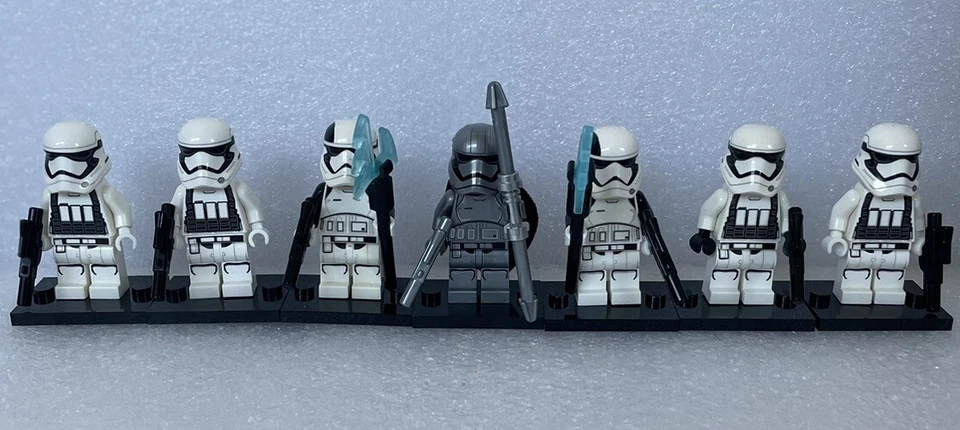 Star Wars Lego Captain Phasma & First Order Storm Trooper Guard - Mint Condition - Image 2 of 4