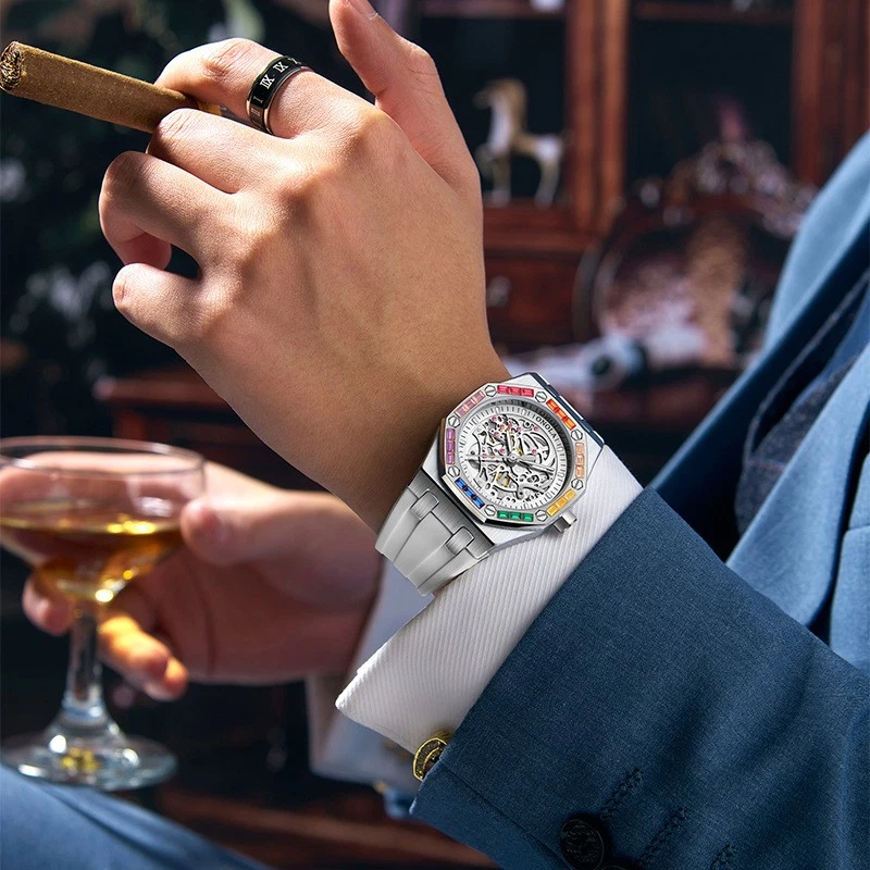 Reloj mecánico automático con correa de silicona y diamantes arco iris para hombre Foto 3 de 4