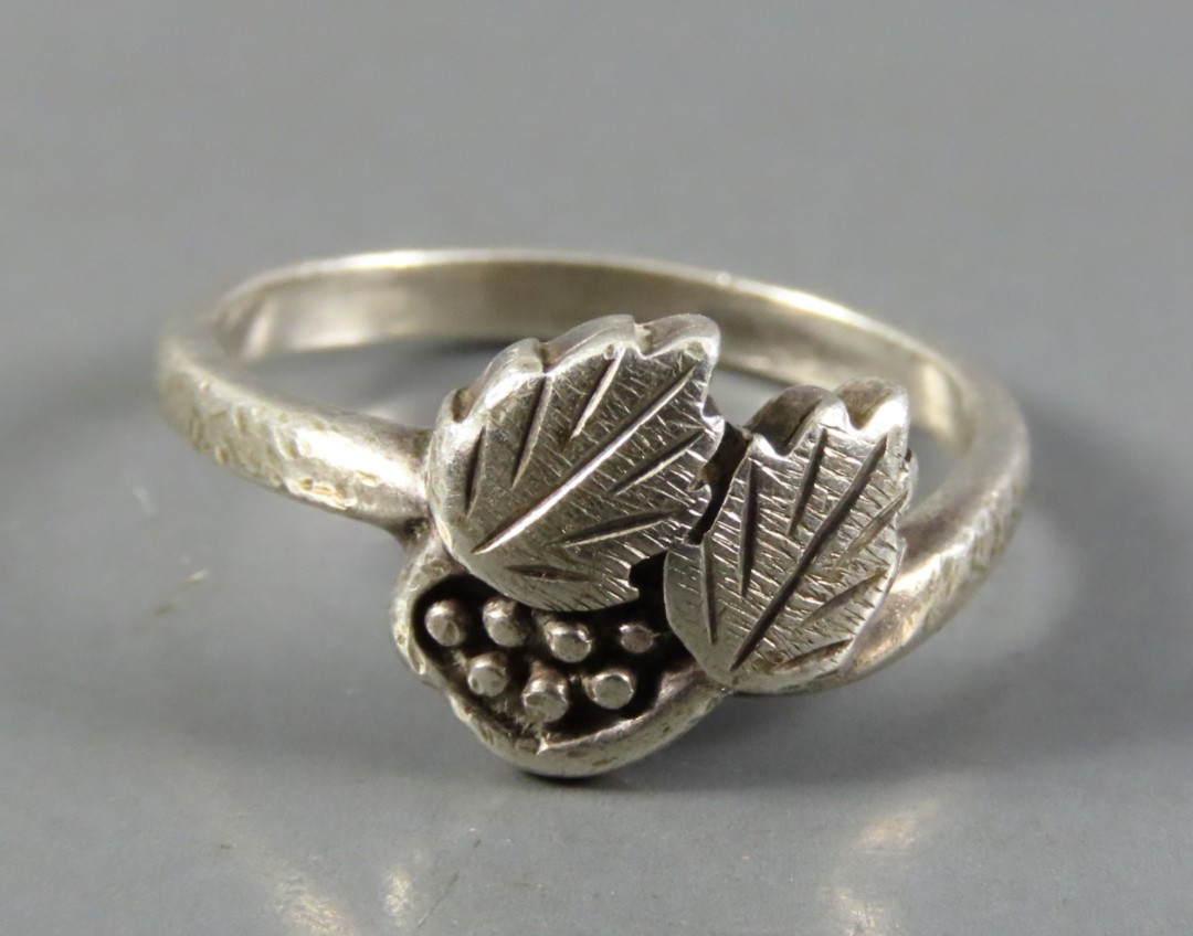Vintage STERLING SILVER RING Wheeler Manufacturing GRAPE CLUSTER/LEAVES sz 7.5