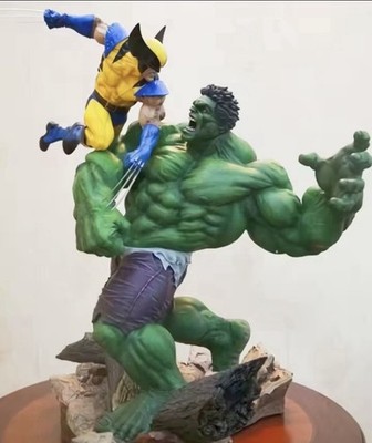 XXL Marvel Avengers Figur Hulk Vs Wolverine Kampfszene