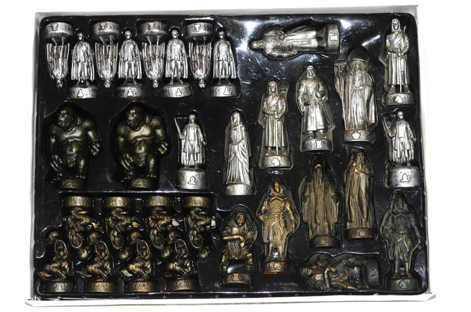 Lord of the Rings The Fellowship of the Rings Chess Set 2002 Parker Brothers - Image 2 of 4