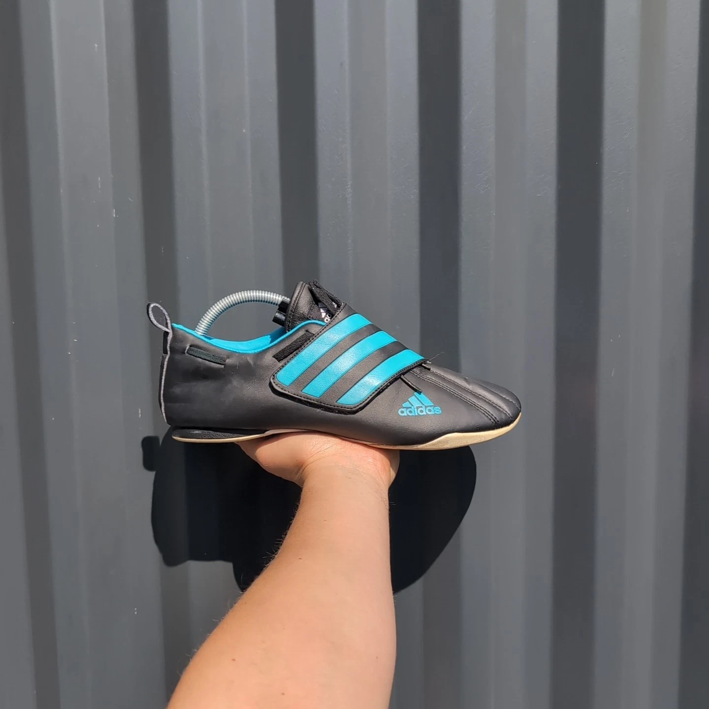 *RARO* UK 9 Scarpe da ginnastica Adidas Martial Arts Gorpcore Y2K nere da uomo ATDY01