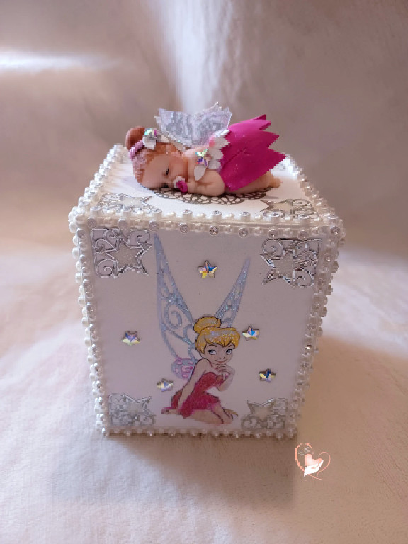 Tirelire bébé fimo fille clochette fuchsia et blanc : tirelire artisanale en résine