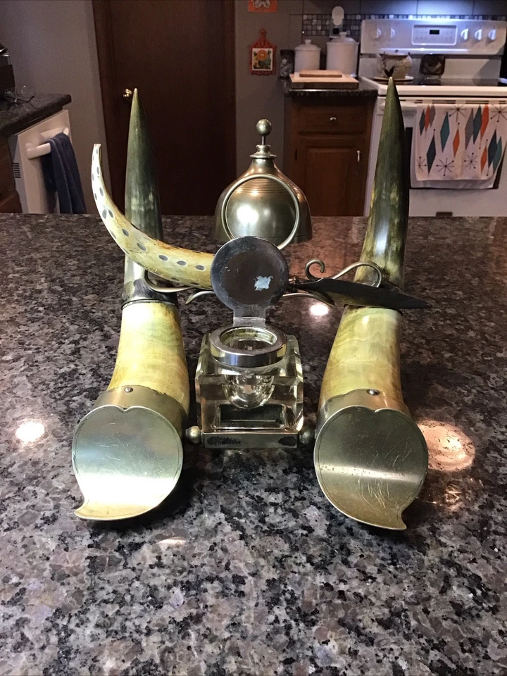 ANTIGUO JUEGO DE ESCRITORIO DE PIE DEL SIGLO XIX CUERNO DE TORO TINTERO ESTERLINA PLUMA SOPORTE CAMPANA Foto 2 de 4