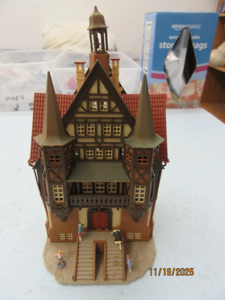 HO - Vollmer 19590 Marco de madera personalizado / Ayuntamiento - LED y personas Foto 2 de 4