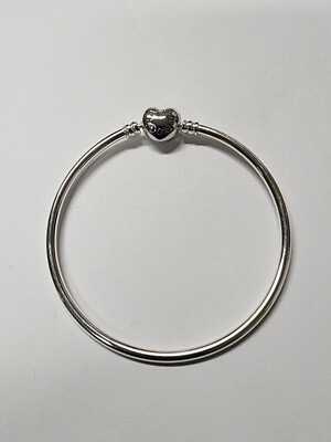 AUTHENTIC PANDORA MOMENTS HEARTS CLASP BANGLE