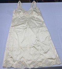Ilusi n Ivory Nylon Lace Full Slip Nightgown Size 32 Lingerie Classic Romantic