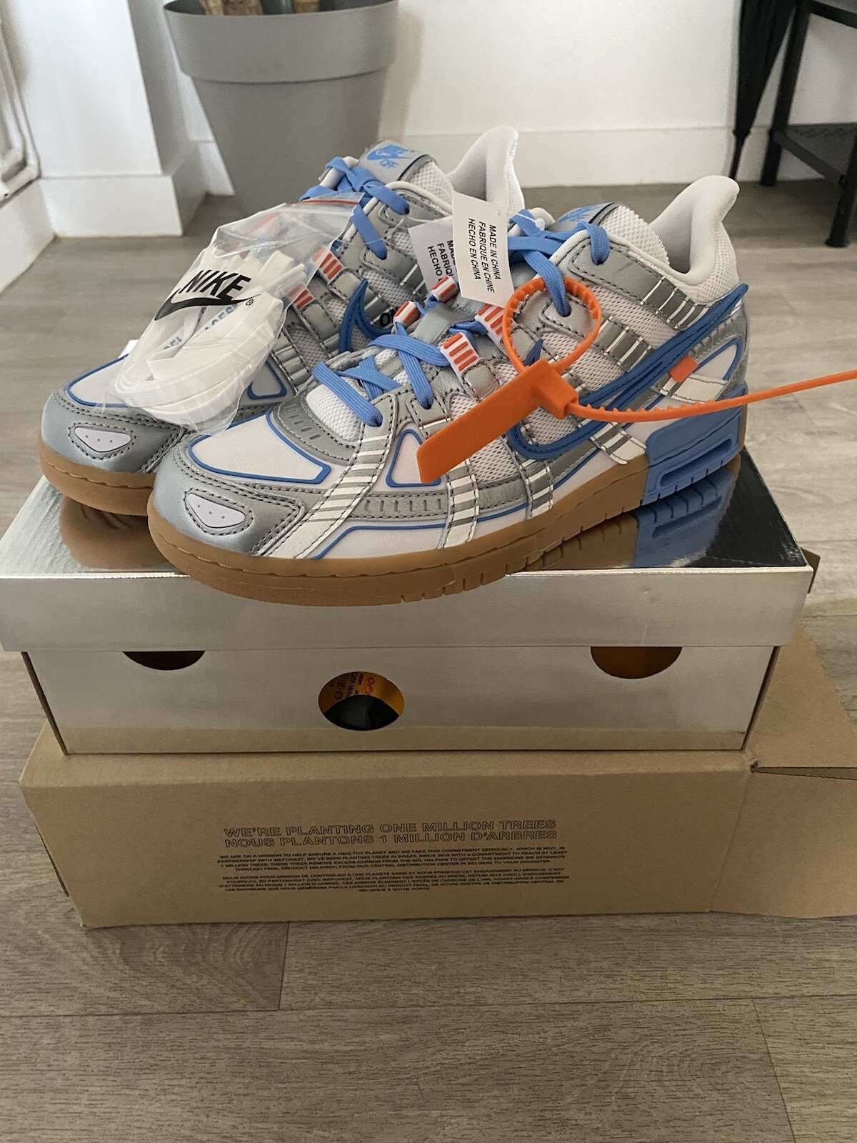 OFF WHITE X NIKE Nike Off White x Air Rubber Dunk University Blue UNC Taglia 7.5UK Nuove di zecca