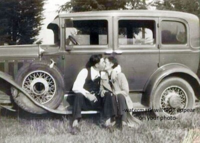 BONNIE & CLYDE Kissing Photo 1932 Ford Car PHOTO Prohibition