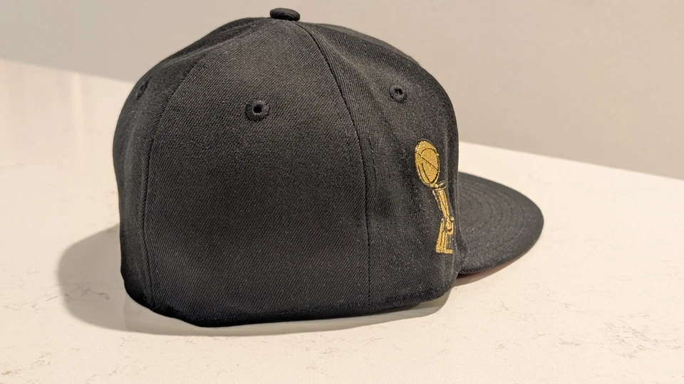 New Era 59FIFTY CHICAGO BULLS NEGRO Parche Trofeo ROJO UV SOMBRERO AJUSTADO 7 1/4 NUEVO CON ETIQUETAS Foto 2 de 4