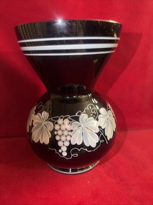 Alte Hyalith Glas Vase emailliert mit Weinranken Dekor