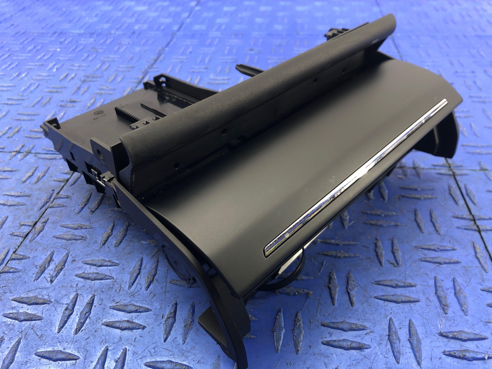 2014-2021 MASERATI QUATTROPORTE CENTER CONSOLE AUXILIARY USB PORT HUB 670066186