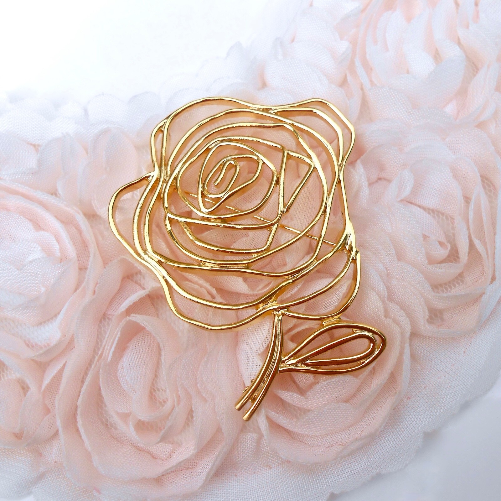 Grande broche fleur ajourée Danecraft finie en métal plaqué doré