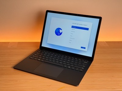Microsoft Surface Laptop 4 Black (i5 / 16GB RAM / 512 SSD) + OEM Charger