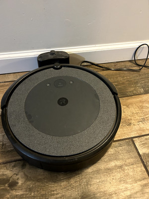 iRobot Roomba i3 Robot Vacuum with charging base and wifi