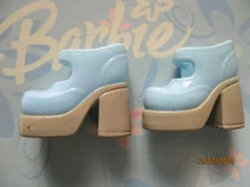 POUPEE BARBIE / PAIRE DE CHAUSSURES : BOTTES, ESCARPINS ....... (2188)