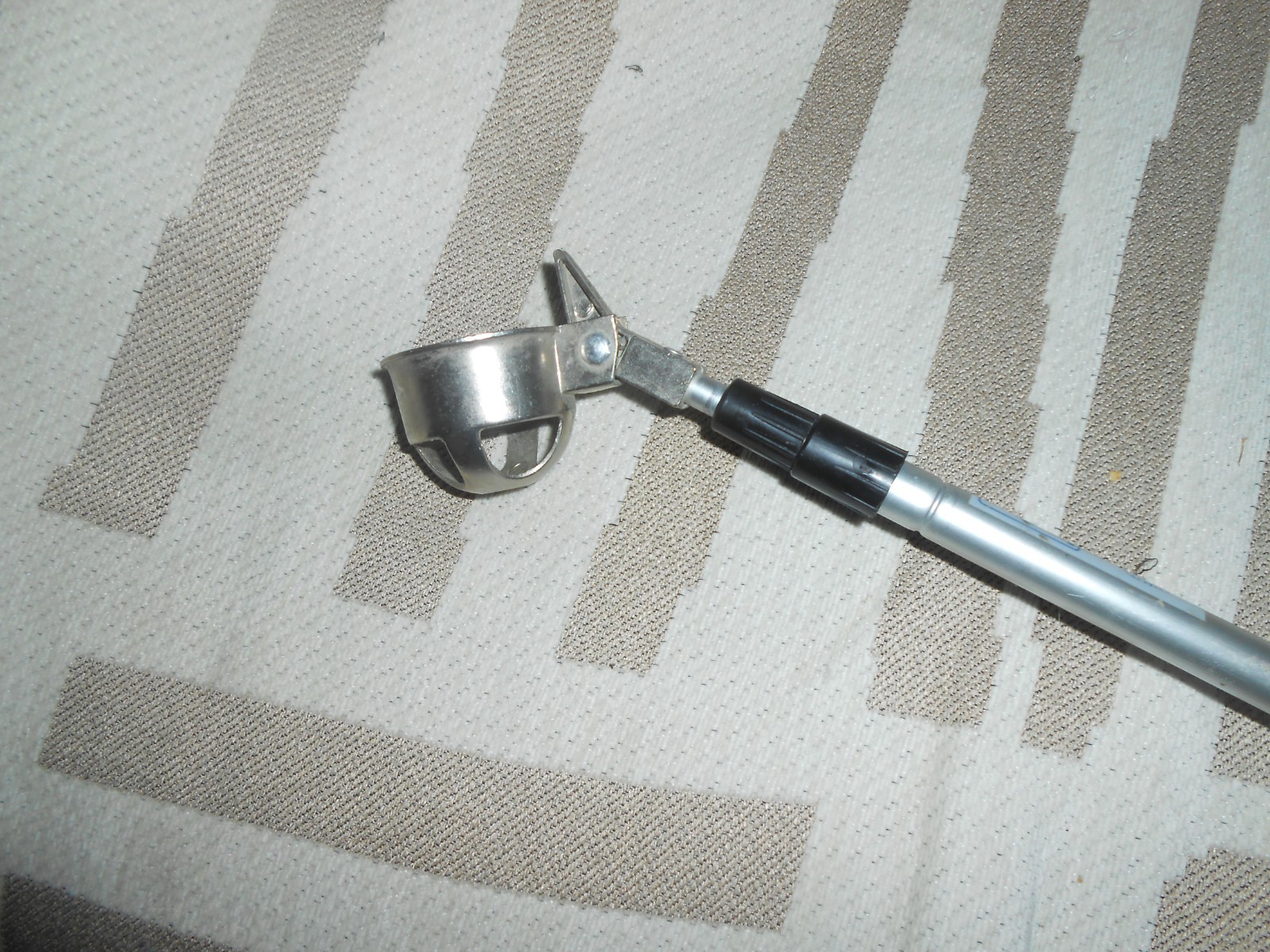 Pick-up Retriever Retractable Lightweight Hinged Cup Grabber