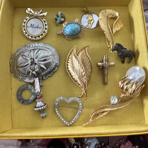 Vintage and Modern Costume Jewelry! Lot 609