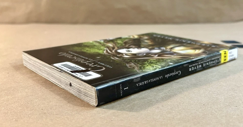 CREPUSCULO: LA NOVELA GRAFICA. VOL. 1 **EX-LIBRARY Copy**By Stephenie Meyer - Image 3 of 4