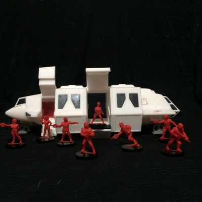 V squad ship shuttle and 8 visitors figurines 1/32 scale, For display only