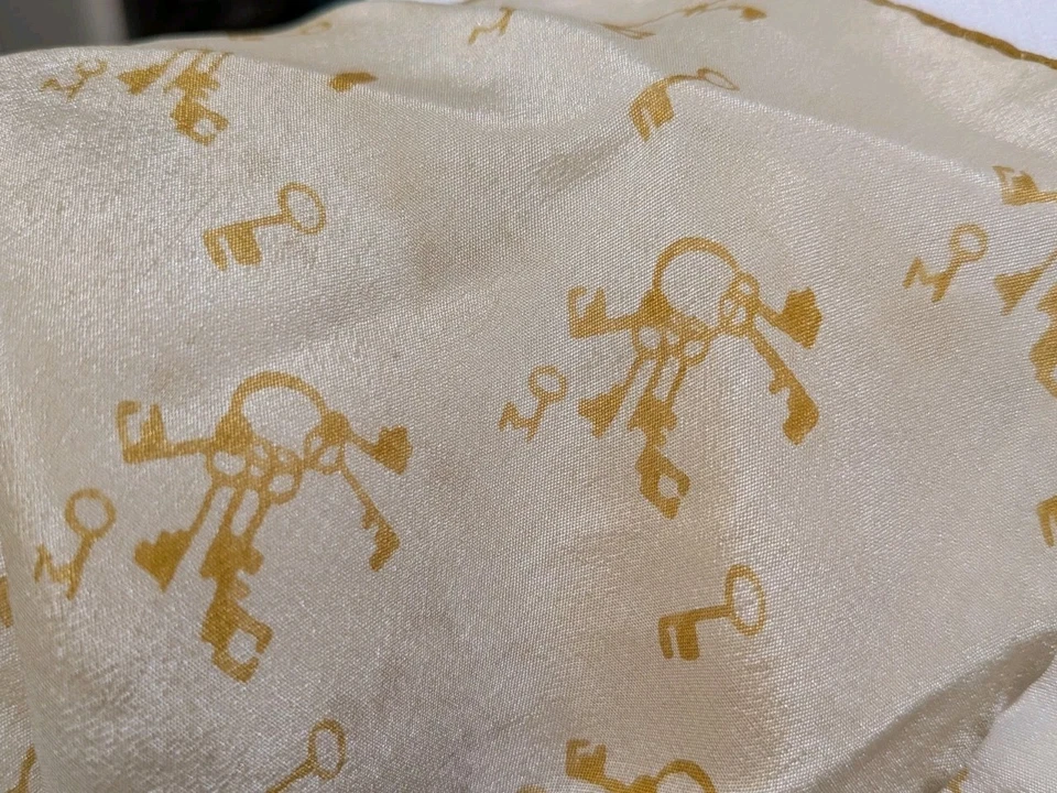 De Colección Bufanda Borde Enrollado a Mano Llaves Esqueleto Diseño Monocromático Retro Pañuelo para el Cuello  Foto 3 de 4