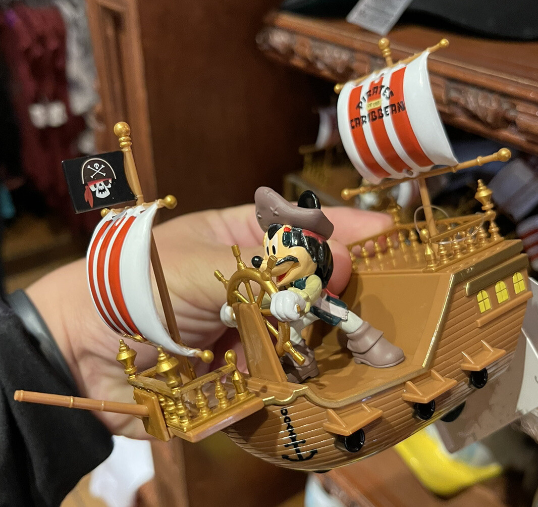 Disney Pirates of the Caribbean 貯金箱 Disney Pirates of the Caribbean Treasure Chest Exclusive Roleplay