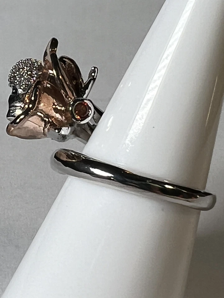 Anillo de calavera y rosa enchapado en plata y rosa Wicked con circonita cúbica transparente y roja tallas 7 y 8 Foto 3 de 4