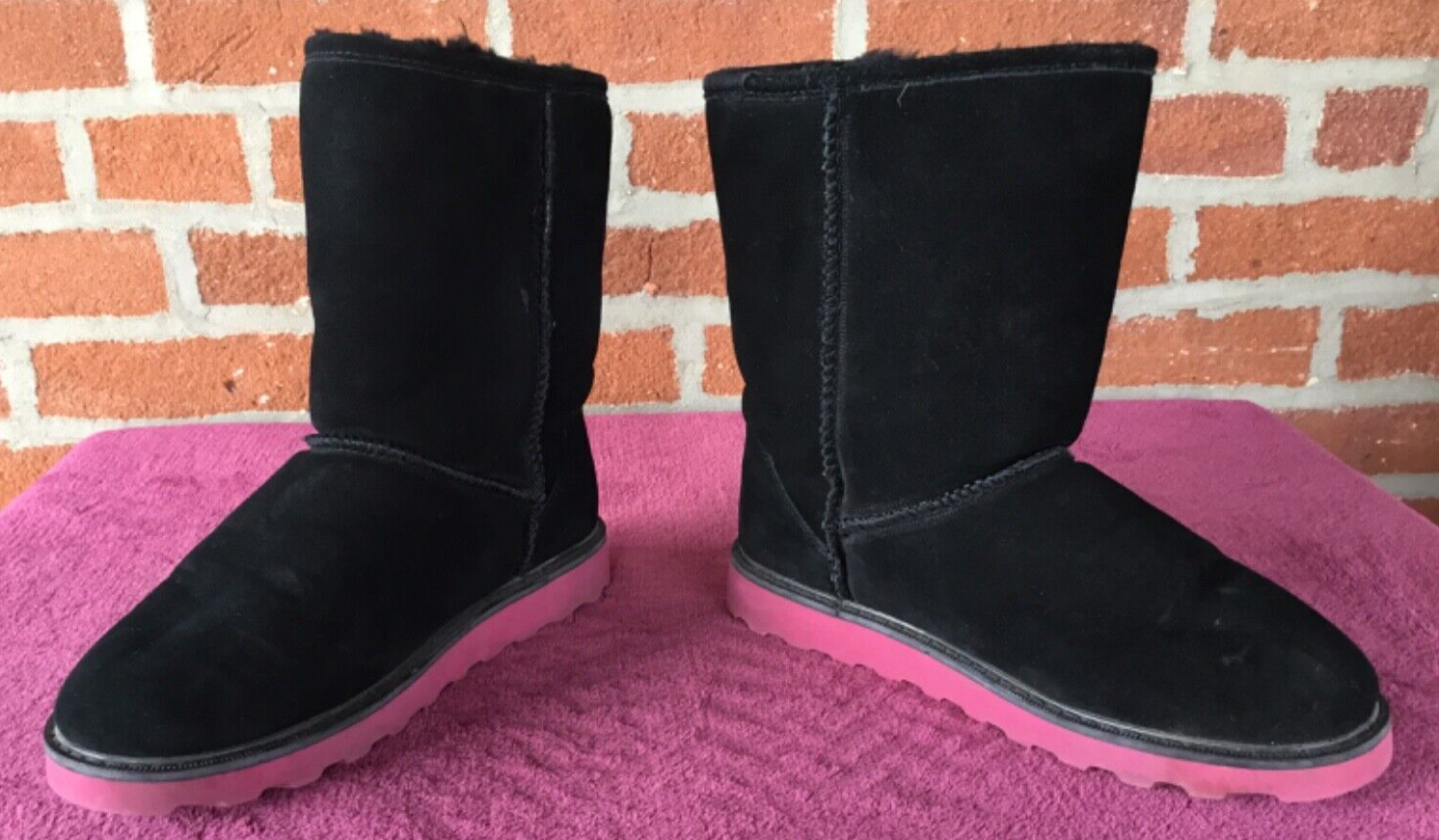 SAOLA Stivaletti GUC Bearpaw neri corti metà polpaccio con fondo suola rosa taglia 9