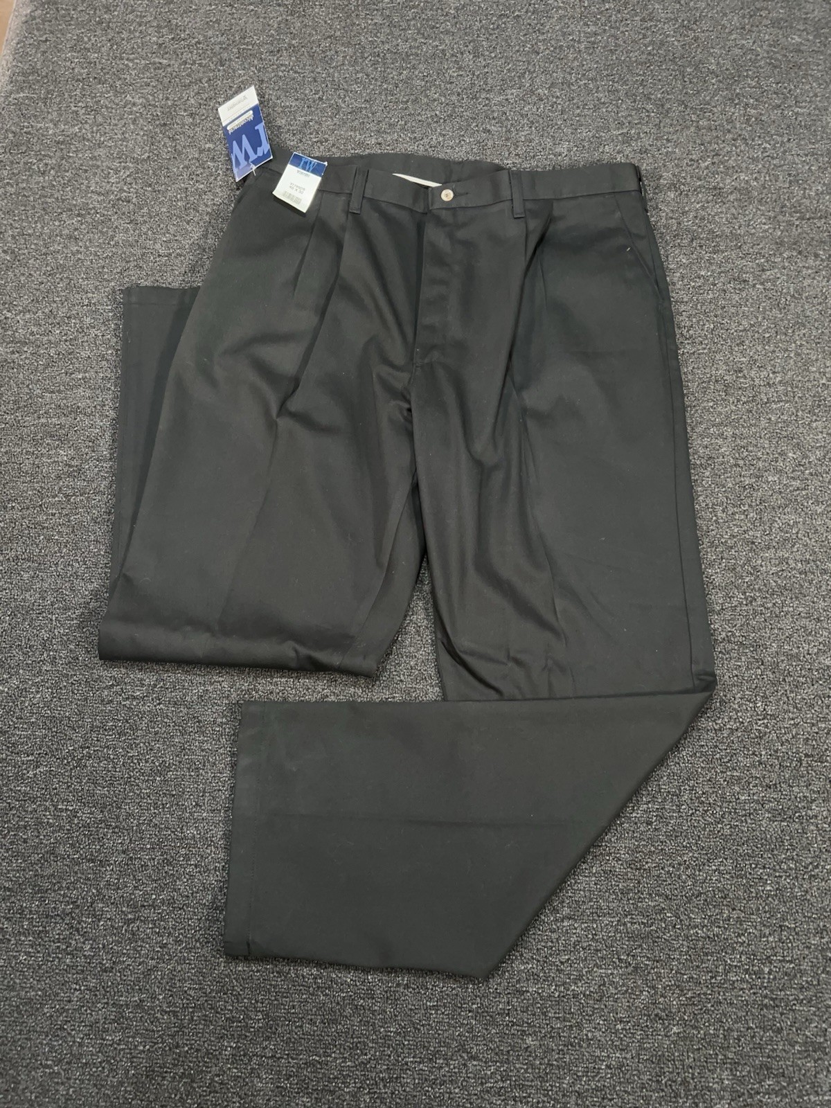 New Wrangler Pants Men’s 40x32 Black Pleated Relaxed Chino Stain Resistant