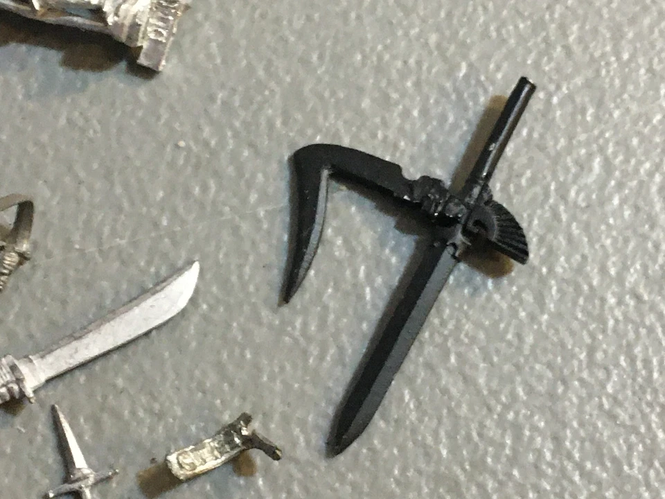 A32593 MINIATURAS DESCONOCIDAS LOTE DE BROCAS DE METAL CABEZA DE ESPADA TRONO ARMA CAPITÁN Foto 2 de 4