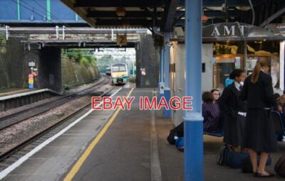 FOTO BRENTWOOD BAHNHOF SCHULMÄDCHEN PLAUDERN WÄHREND SIE AUF DEN ZUG NACH HAUSE warten ob