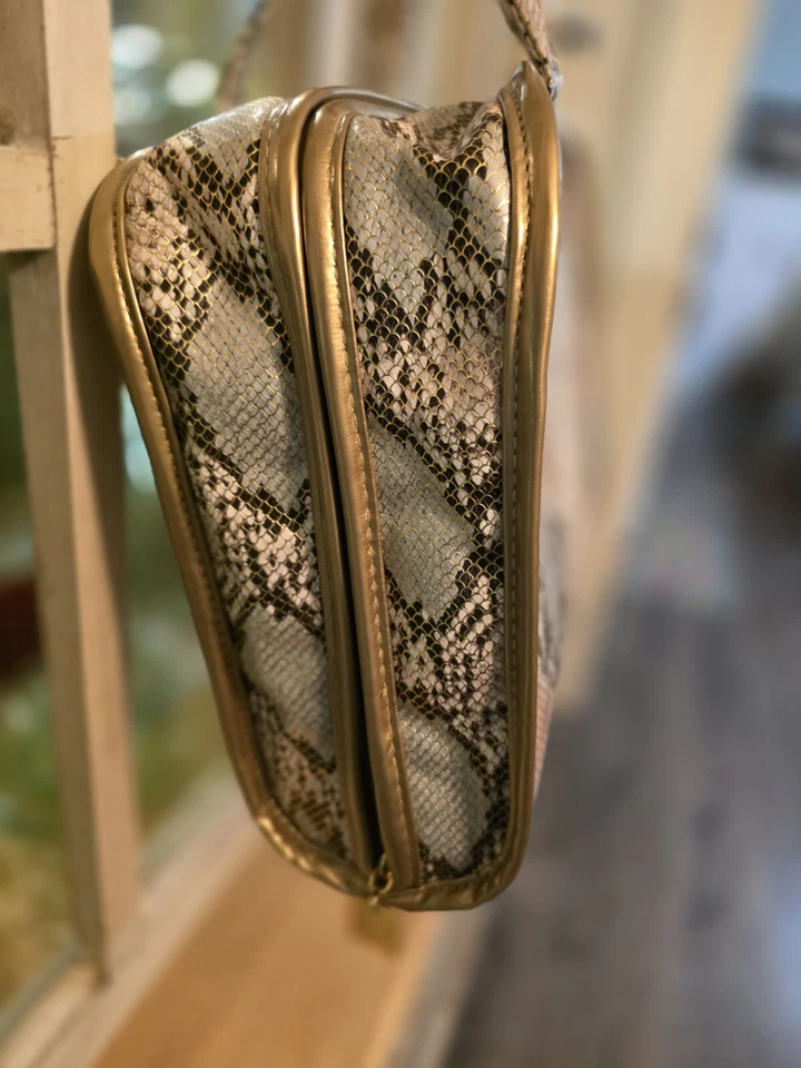 Bolsa de viaje de maquillaje colgante con patrón de piel de serpiente Danielle Creations  Foto 3 de 4