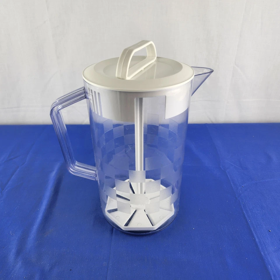Pampered Chef 2-Quart QUICK-STIR PITCHER - Checkerboard Pattern with White Lid - Image 2 of 4