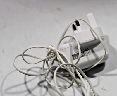 Samsung Genuine ETA3U30UWE Micro USB Mains Wall Charger for Galaxy Phones - Image 1 of 3
