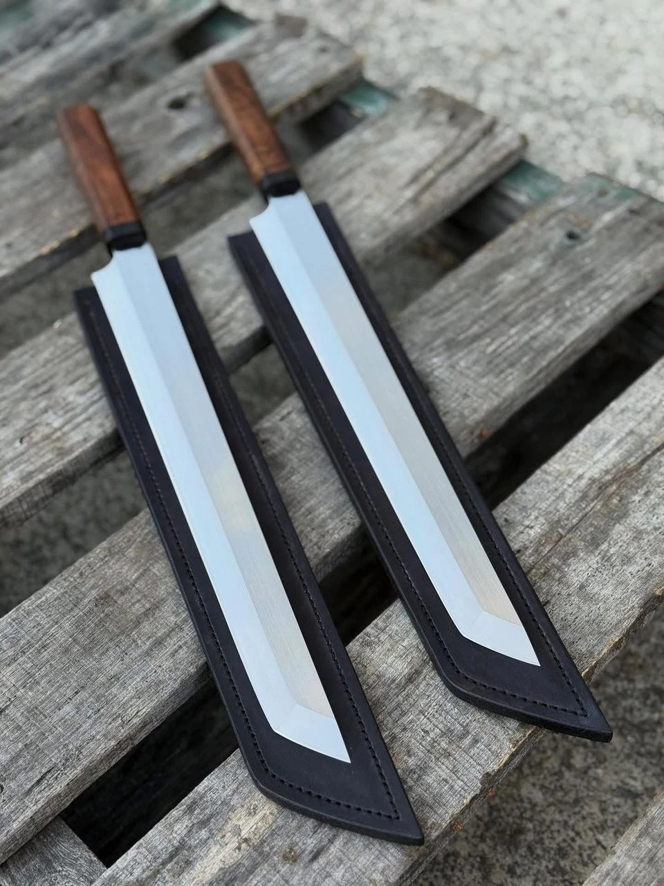 chef knife with leather sheath