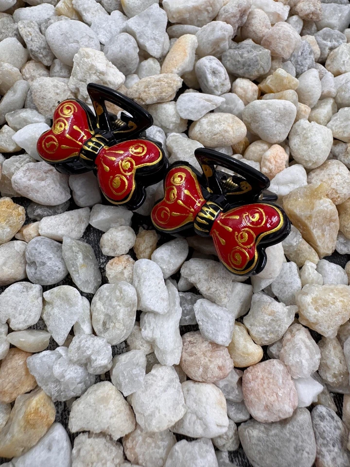 Un par de pequeñas pinzas para el cabello pintadas a mano - dos mariposas rojas Foto 3 de 4