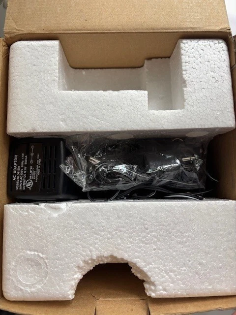 Televisión portátil AM FM Coby CX TV1 en blanco y negro Foto 3 de 3