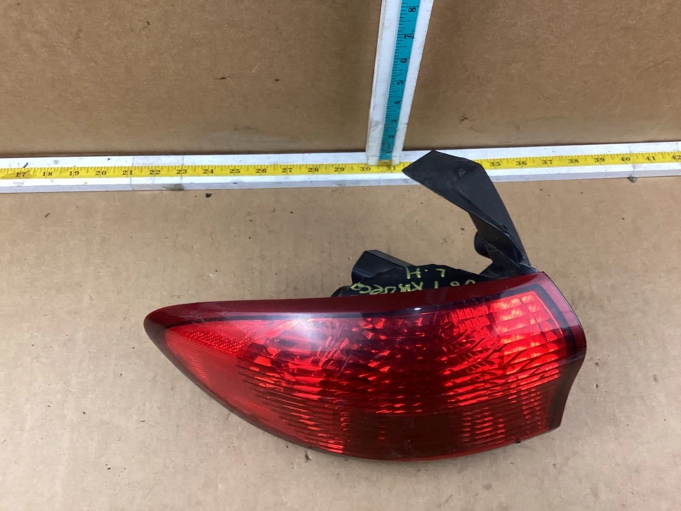 2006 斯巴鲁 B9 Tribeca 左球杆侧四分之一面板安装尾灯 — 第 2/4 张图片