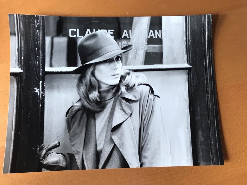 ÉCOUTE VOIR - Catherine DENEUVE - PHOTO DE CINEMA 18x24 - Photo 1/1