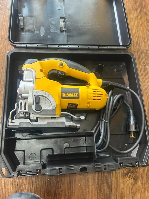 DEWALT DW331K 6.5-Amp Keyless T Shank Variable Speed Corded Jigsaw