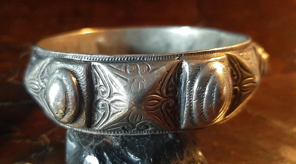 Antico Bracciale Berbero A Piramide - Argento -  140gr - Immagine 2 di 4