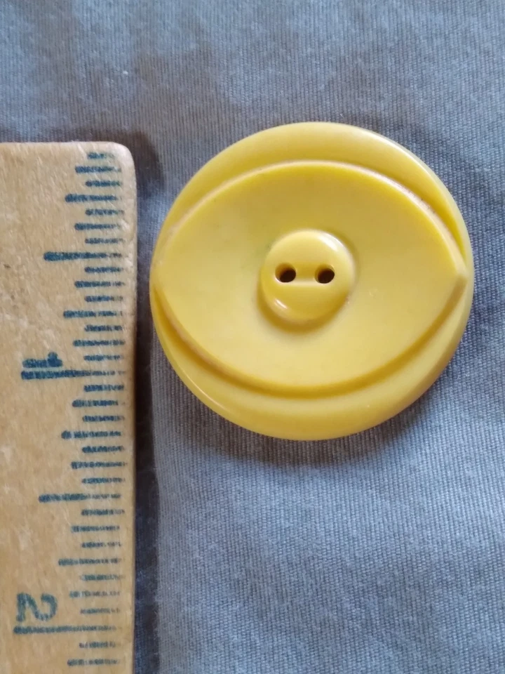 Vintage Ornate Yellow Plastic Button. - Image 2 of 4