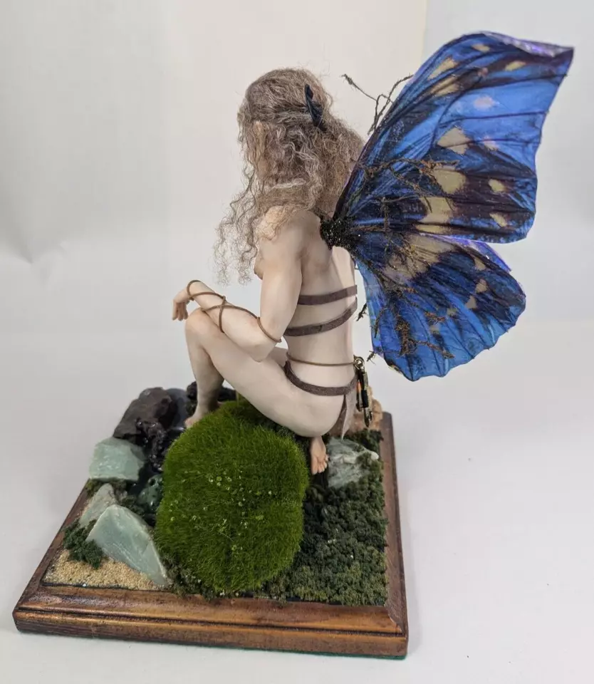 10" HOMBRE DE HADAS NIÑO MARIPOSA EN MUSGO CUBIERTO ROCA POR ARROYO CON RANA SIN MARCA Foto 4 de 4