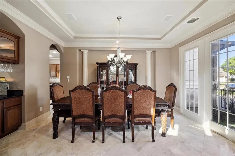 Juego de comedor Ashley Furniture North Shore con 8 sillas tapizadas y 2 hojas Foto 2 de 2