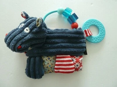 77. DOUDOU PLAT HOCHET LES DEGLINGOS HIPPOPOTAME BLEU ROUGE ANNEAU TBE - Photo 1/2