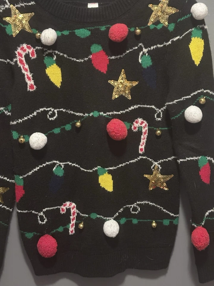 Suéter Feo No Boundaries 3D Navidad Vacaciones Negro Talla Pequeña Luces Encordadas Foto 3 de 4