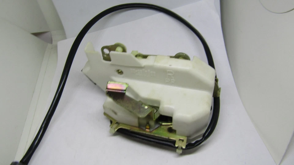 PESTILLO PUERTA GA2M-720310B se adapta 1993-97 MAZDA 626 TRASERO DERECHO LADO PASAJERO NUEVO Foto 4 de 4