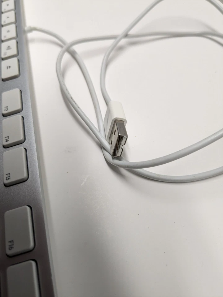 Teclado Apple A1243 con cable con teclado numérico plateado/blanco como está Foto 3 de 4