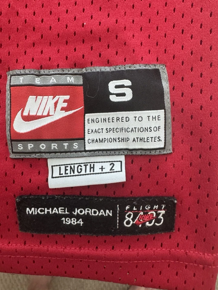 Camiseta roja NBA Chicago Bulls NIKE #23 MICHAEL JORDAN 1984 Flight 8403 pequeña +2 Foto 3 de 4